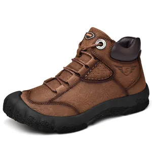 Stoere bruine leren wandelschoenen met een hoog ontwerp en een duurzame zwarte zool.