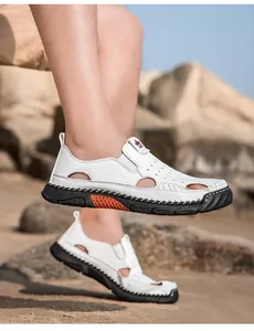 Zijaanzicht van witte heren sandalen met ademend gatenontwerp voor de zomer op strand