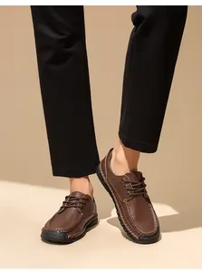 Vista dettagliata di scarpe casual in pelle marrone fatte a mano da uomo con suola morbida