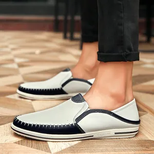 Handgestikte witte herenleren loafers met marineblauwe accenten en ademend ontwerp