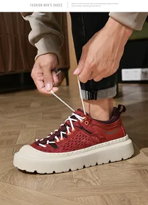 Detailweergave van rode herensneakers met dikke zool die worden vastgestrikt