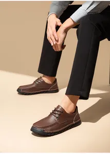 Vista laterale dettagliata delle scarpe casual da uomo in pregiata pelle marrone cucita a mano.