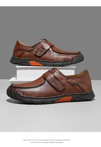 Gedetailleerd zijaanzicht van vintage bruine handgestikte leren loafers met klittenbandsluiting