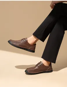 Vista laterale di scarpe casual da uomo in pelle marrone fatte a mano con lacci