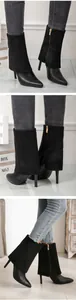 Detailansicht schwarzer spitzer Stiefel mit hohem Absatz und Hosenbein-Design.