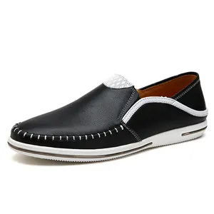 Kwaliteit handgenaaide zwarte leren loafers voor heren met witte contraststiksels