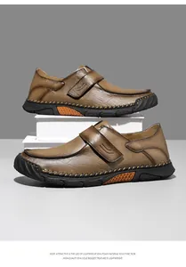 Detailopname van handgestikte herenlederen loafers met klittenbandsluiting en dikke zool