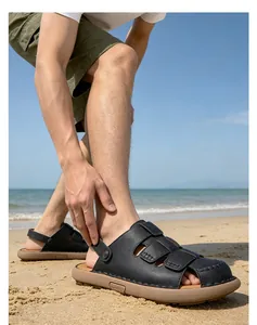 Sandali da spiaggia neri traspiranti da uomo con cinturino regolabile sulla sabbia