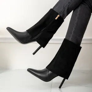 Elegante schwarze Stiefel mit spitzer Kappe, Stiletto-Absatz und Hosenbein-Design