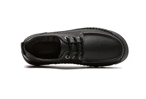 Vista dall'alto di scarpe casual da uomo in pelle nera cucite a mano in vera pelle
