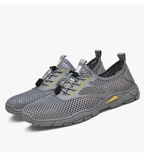 Gedetailleerde macro-opname van de ademende grijze mesh-stof op deze waterschoenen