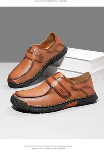 Gedetailleerd overzicht van bruine handgenaaide retro herenloafers met EVA-zool