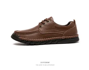Vista laterale di una scarpa casual da uomo in pelle marrone con dettagli cuciti