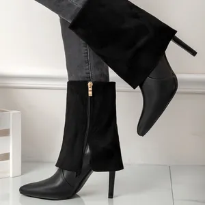 Elegante schwarze spitze Stiefel mit hohem Absatz und umgeschlagenem Schaft aus Wildleder