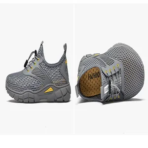 Detail van grijze mesh outdoor waadschoenen voor heren met ademende structuur