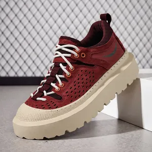 Stijlvolle dikke platform sneakers voor heren van bordeauxrood suède met beige zool