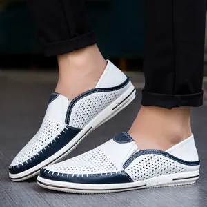 Mocassini traspiranti da uomo in pelle traforata con design a contrasto bianco e blu navy