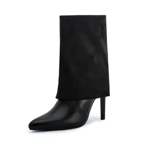 Schicke schwarze Stiefel mit spitzer Zehenpartie, hohem Absatz und modischem Hosenschaft