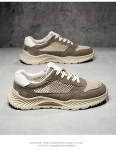 Zijaanzicht van lichte casual herenschoenen van varkensleer met ademend mesh en EVA-zool