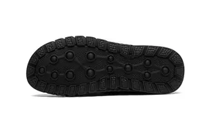 Vista dettagliata della suola in gomma nera antiscivolo resistente per scarpe in pelle da uomo