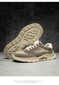 Gedetailleerd zicht op de lichte EVA-zool en mesh bovenkant van deze kaki herenschoenen.