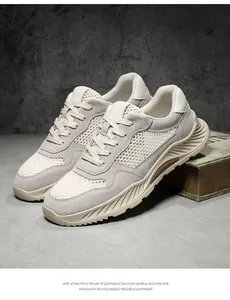 Detailopname van lichtgewicht grijze ademende mesh-sneakers met duurzame varkensleren overlays
