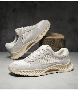 Detailweergave van grijze ademende mesh en suède sneakers op een rustieke houten boomstam