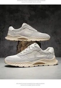 Gedetailleerd zijzicht van grijze leren mesh sneakers met ademend mesh en EVA zool
