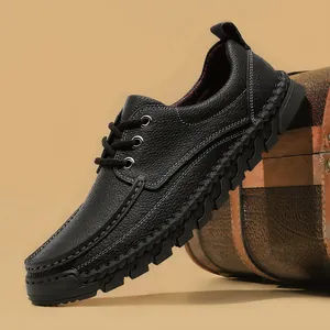 Scarpe casual da uomo in pelle nera cucite a mano esposte su un baule vintage elegante
