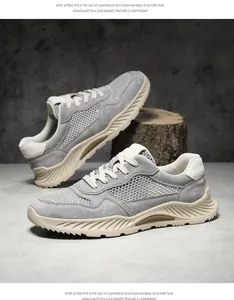 Detailweergave van grijze ademende mesh-schoenen met een lichtgewicht EVA-zool.