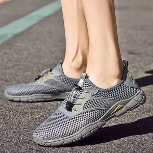 Ademende grijze mesh outdoorschoenen voor heren met zachte zolen voor wandelingen
