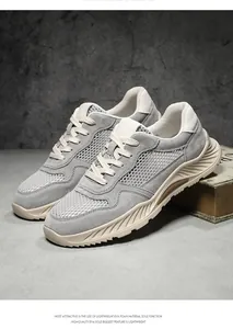 Detailweergave van grijze herenschoenen van varkensleer en mesh met lichte EVA-zool