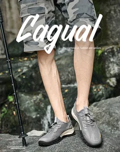 Dettaglio delle scarpe outdoor da uomo in mesh grigio traspirante in un'escursione