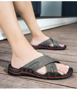 Zijaanzicht van heren grijze lederen sandalen met kruisbandjes en rode accenten