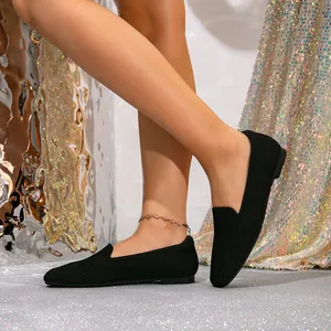 Detail van de textuur van zwarte ademende fly-knit loafers met ronde neus op een model