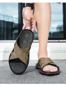 Gedetailleerd overzicht van de leren herensandalen met kruisbanden en een zachte zool.
