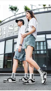 Φωτογραφία lifestyle από ασπρόμαυρα casual sneakers με κορδόνια για ζευγάρια
