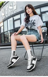 Φωτογραφία δρόμου με ασπρόμαυρα casual sneakers και λευκές κάλτσες με σχέδια στην πόλη