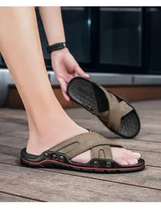 Gedetailleerd overzicht van bruine lederen herensandalen op een houten terras
