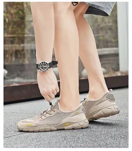 Detail van ademende kaki mesh outdoorschoenen voor heren met een duurzame zachte antislipzool