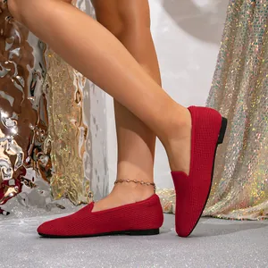 Rode ademende gebreide instappers voor dames met een comfortabel slip-on design met ronde neus