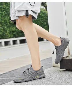 Ademende grijze outdoor mesh sportschoenen voor heren met zachte zool voor in de zomer