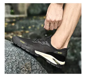 Dettaglio di scarpa outdoor da uomo in mesh traspirante con sistema di lacci rapidi