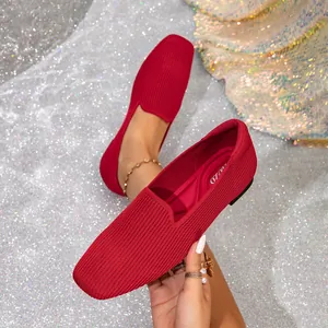 Detail van rode ademende fly-knit loafers met een comfortabele ronde neus ontwer.