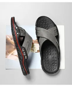 Bovenaanzicht van grijze leren heren strandsandalen met rode accenten en details