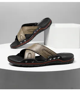 Detailweergave van leren heren strandsandalen met kruisbanden en klinknagels