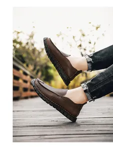 Mocassini da uomo in pelle marrone fatti a mano, scarpe da guida su ponte legno