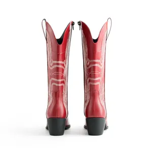 Vue arrière de bottes de cowboy rouges avec broderie blanche et fermeture éclair