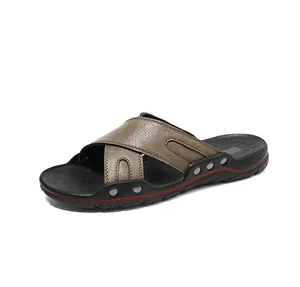 Detail van bruine leren strandsandalen voor heren met stevige zwarte zool