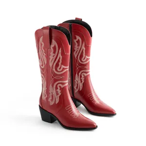Vue détaillée de bottes de cowboy rouges avec broderies blanches complexes